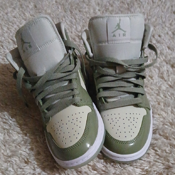 Jordan Shoes - NWOT JORDAN MID